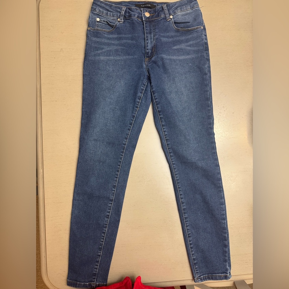 Tahari Women's Dark Blue Skinny Jeans EUC size 6